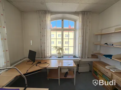 Kontorsmöbler, datorskärm m.m.