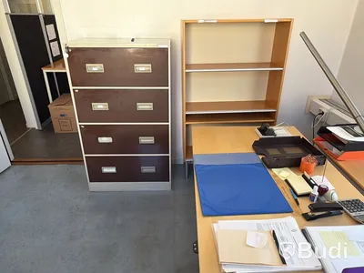 Kontorsmöbler, datorskärm m.m.