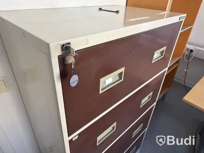 Kontorsmöbler, datorskärm m.m.