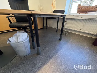 Kontorsmöbler & konstbåtar