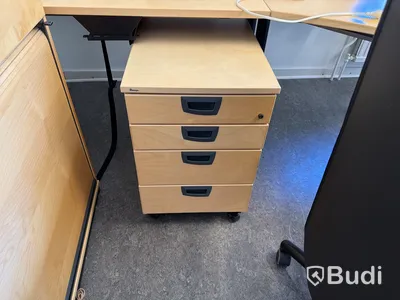 Kontorsmöbler & konstbåtar