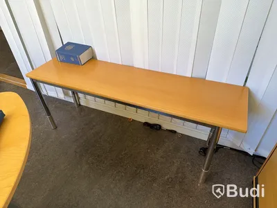 Kontorsmöbler & konstbåtar