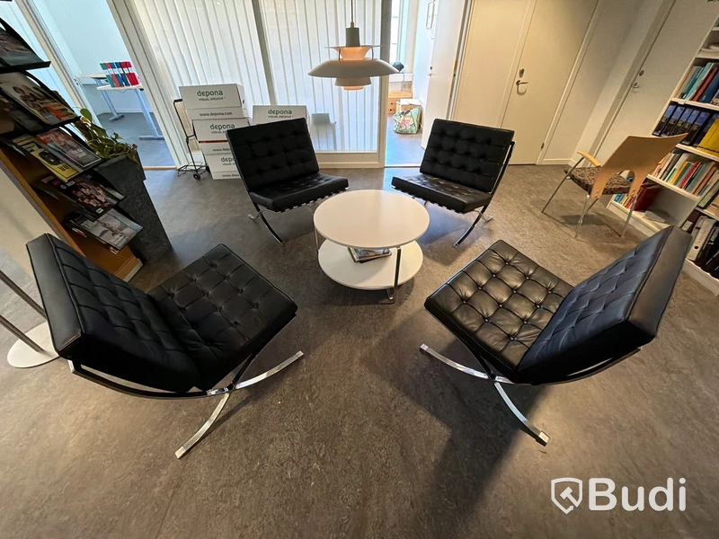 Fåtöljer och bord