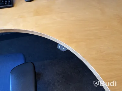 Kontorsrum med datorskärmar m.m.