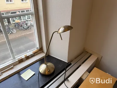 Kontorsrum med datorskärmar m.m.