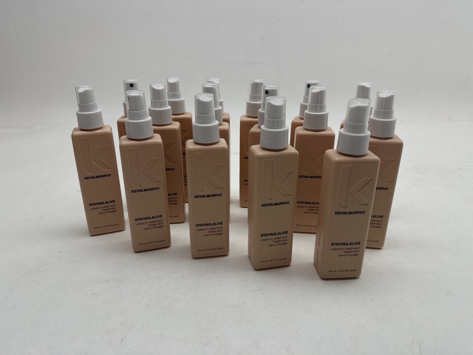 Pari med hårvårdsprodukter