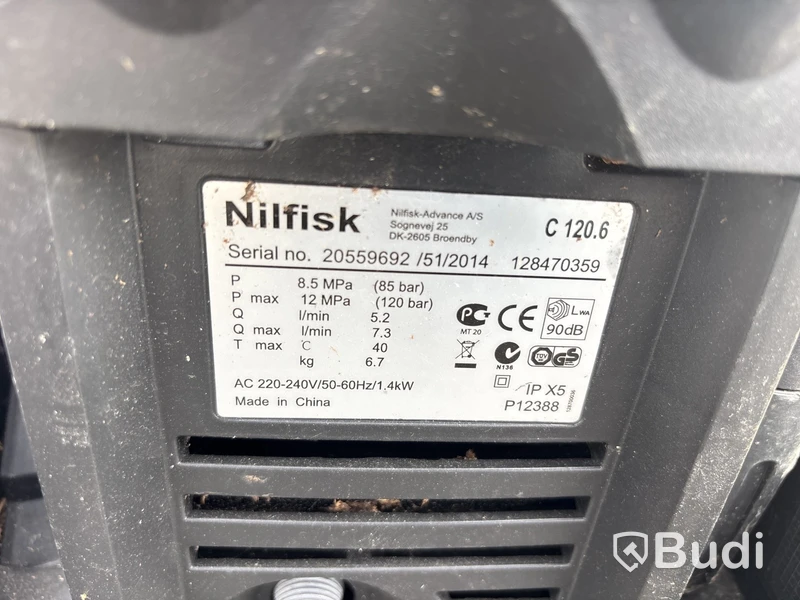 Högtryckstvätt, snöslunga och vertikalskärare