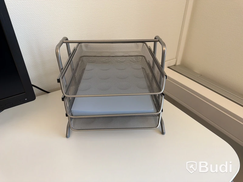 Höj/sänkbart bord, datorskärm m.m.