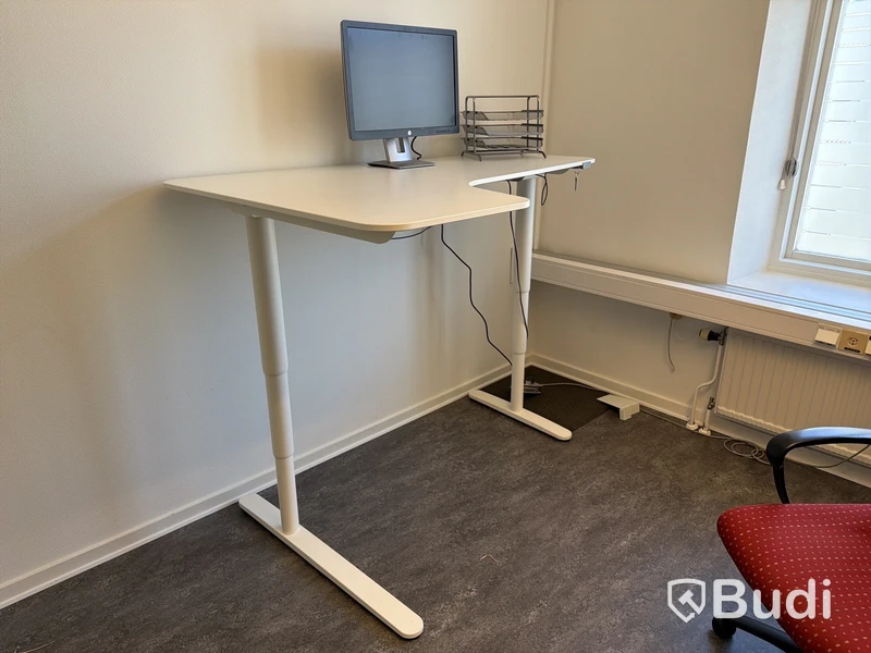 Höj/sänkbart bord, datorskärm m.m.
