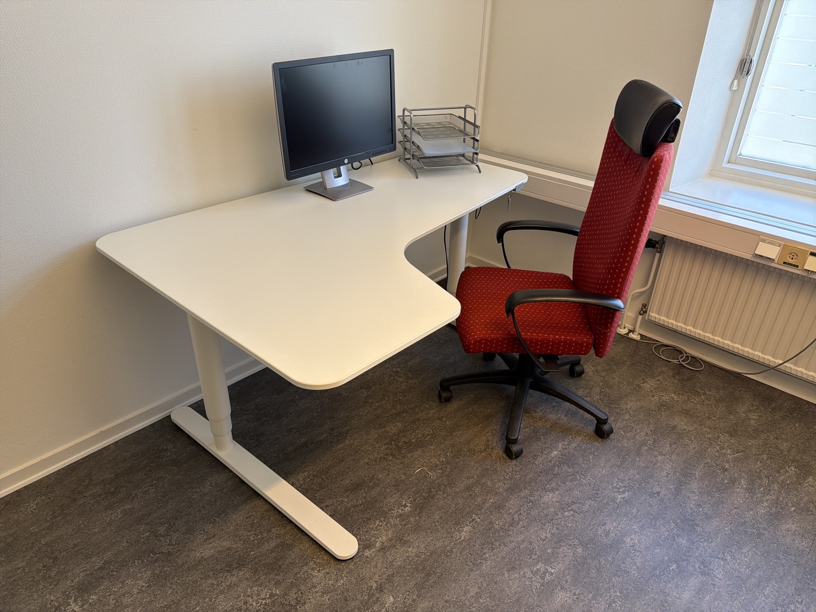 Höj/sänkbart bord, datorskärm m.m.