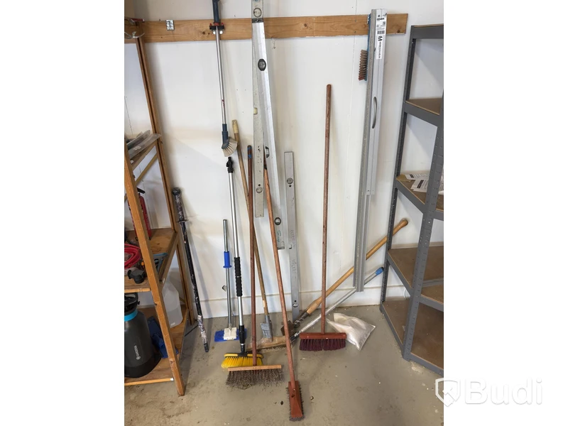 Parti diverse för målning, bl.a. tapetbord, bockar, trycksprutor, diverse redskap