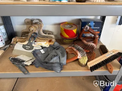 Parti diverse för målning, bl.a. tapetbord, bockar, trycksprutor, diverse redskap