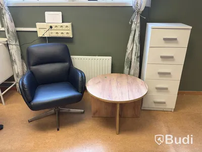 Kontorsmöbler - Höj och sänkbart skrivbord, stol, skrivare, hyllor m.m.