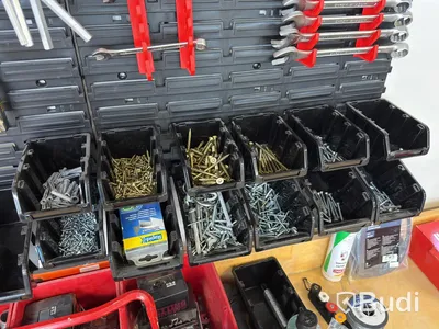 Verktygstavla med diverse handverktyg