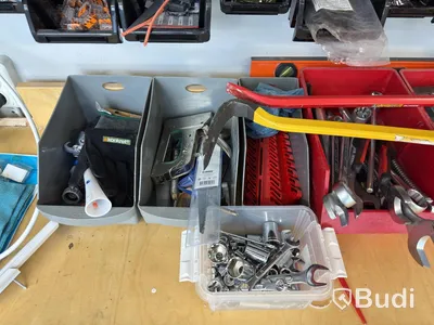 Verktygstavla med diverse handverktyg