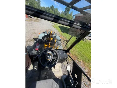 JCB Hjullastare 403 år 2020 Med tillbehör Planeringsskopa, Vikplog och Gafflar