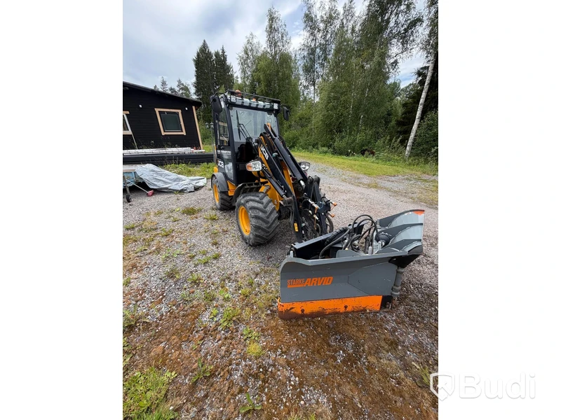 JCB Hjullastare 403 år 2020 Med tillbehör Planeringsskopa, Vikplog och Gafflar