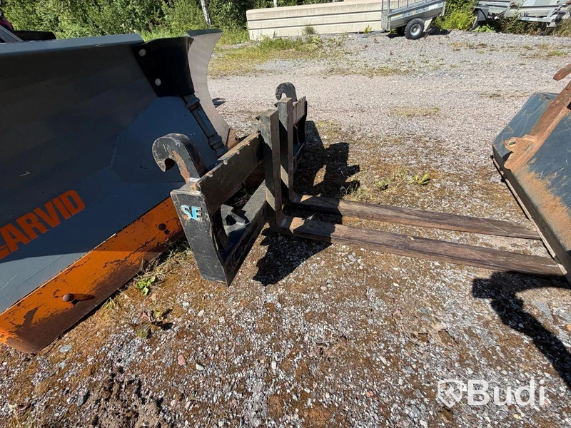 JCB Hjullastare 403 år 2020 Med tillbehör Planeringsskopa, Vikplog och Gafflar