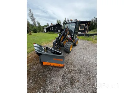 JCB Hjullastare 403 år 2020 Med tillbehör Planeringsskopa, Vikplog och Gafflar