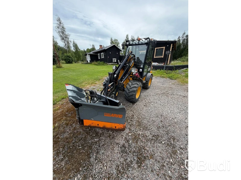 JCB Hjullastare 403 år 2020 Med tillbehör Planeringsskopa, Vikplog och Gafflar