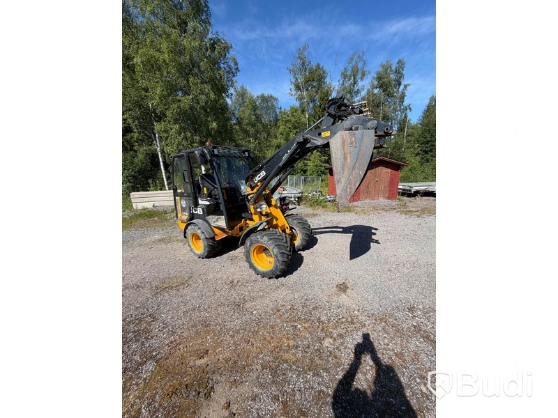 JCB Hjullastare 403 år 2020 Med tillbehör Planeringsskopa, Vikplog och Gafflar