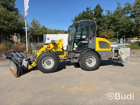 Hjullastare Wacker Neuson WL52, -2024 (248 timmar) med plog och sandspridare