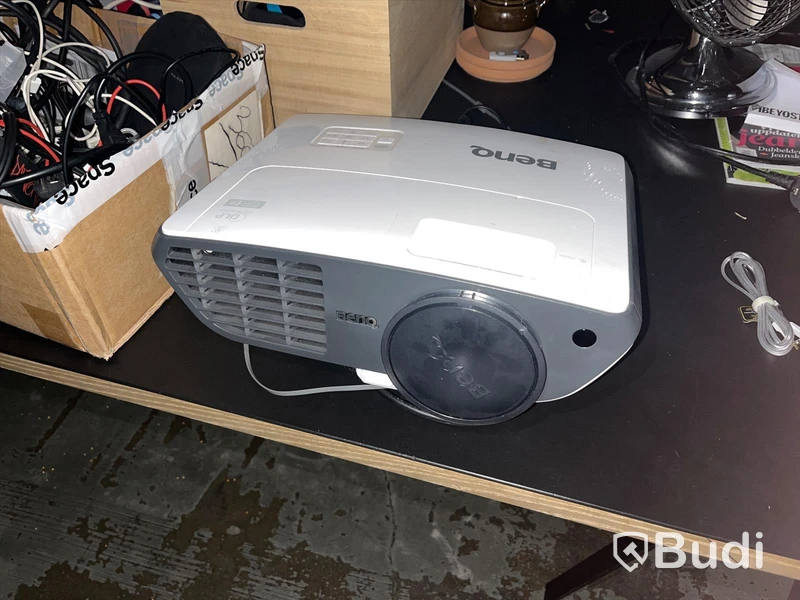 Projektor - BENQ W700 - Obs! Saknar fjärrkontroll