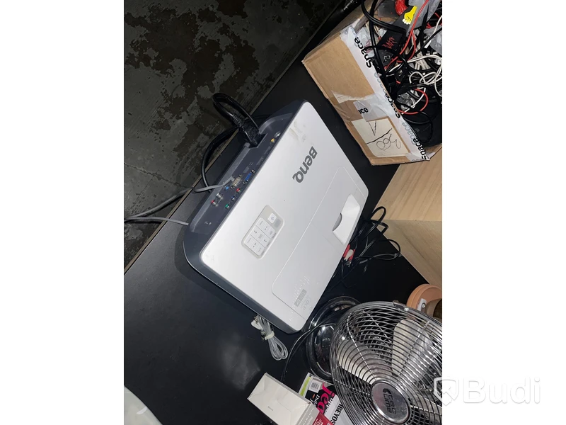 Projektor - BENQ W700 - Obs! Saknar fjärrkontroll