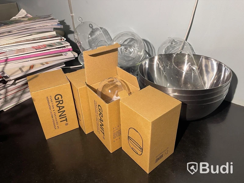 Rostfria skålar och odlinskupor i glas