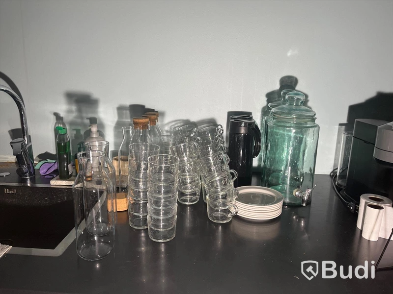 Div karaffer, glas, termosar och vattenhållare
