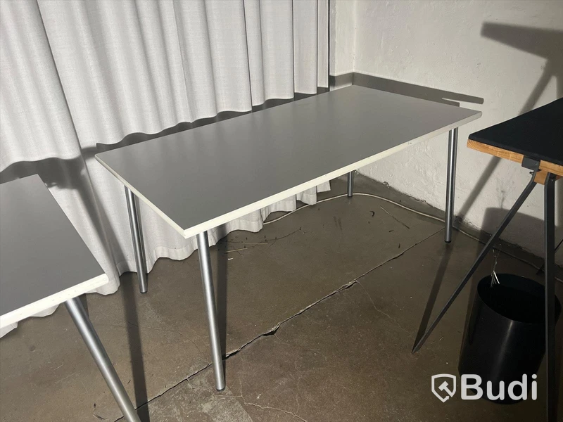 Skrivbord - Ca mått: 145x80 cm