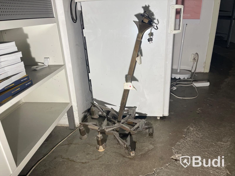 Taklampa 76 cm inköpt från Bukowskis för 3000 kr