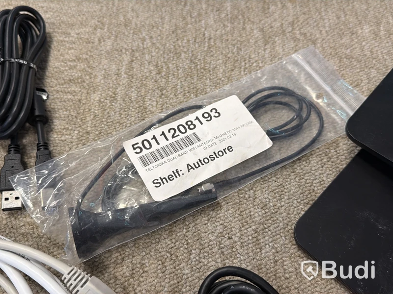 Parti diverse sladdar, bl.a. HDMI samt HP dockstationer