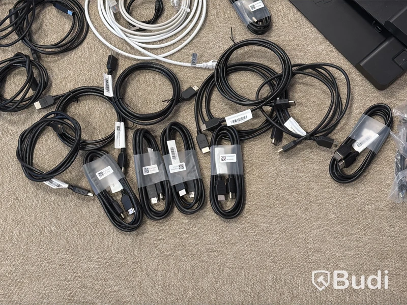 Parti diverse sladdar, bl.a. HDMI samt HP dockstationer
