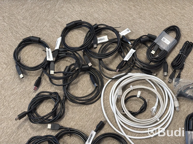 Parti diverse sladdar, bl.a. HDMI samt HP dockstationer