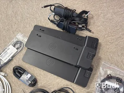 Parti diverse sladdar, bl.a. HDMI samt HP dockstationer