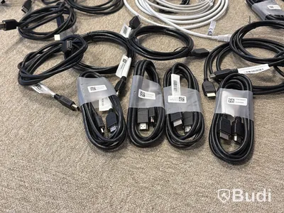 Parti diverse sladdar, bl.a. HDMI samt HP dockstationer