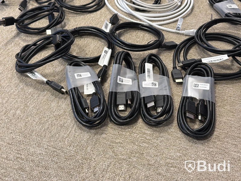 Parti diverse sladdar, bl.a. HDMI samt HP dockstationer