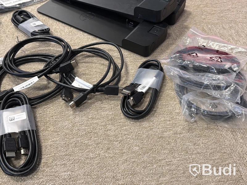 Parti diverse sladdar, bl.a. HDMI samt HP dockstationer