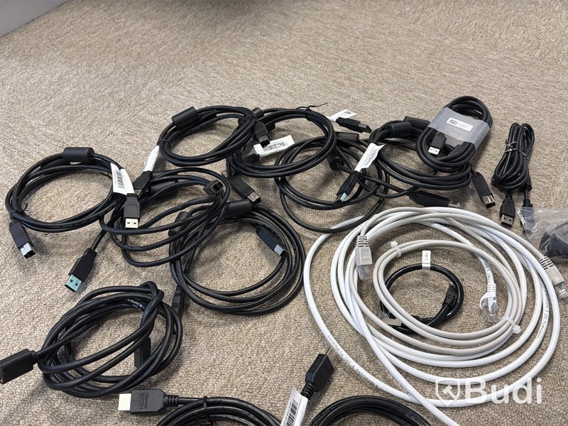 Parti diverse sladdar, bl.a. HDMI samt HP dockstationer