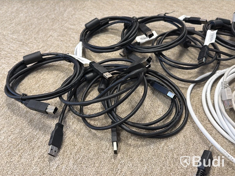 Parti diverse sladdar, bl.a. HDMI samt HP dockstationer