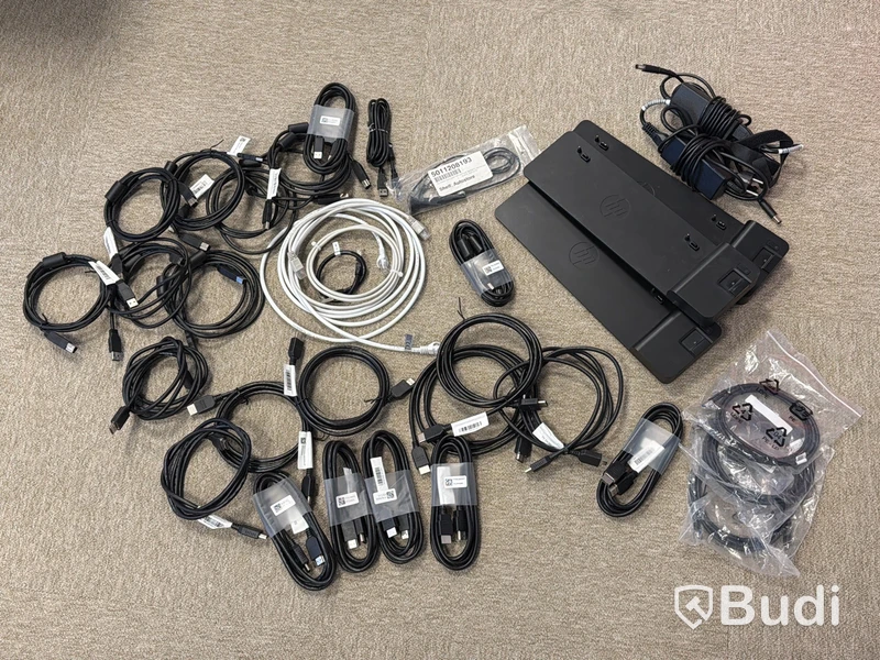 Parti diverse sladdar, bl.a. HDMI samt HP dockstationer