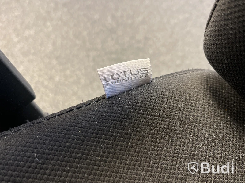 Höj- och sänkbart skrivbord med skärmväggar och Lotus kontorsstol