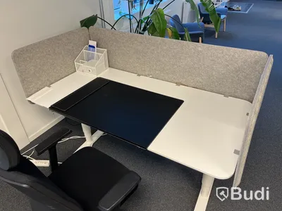 Höj- och sänkbart skrivbord med skärmväggar och Lotus kontorsstol