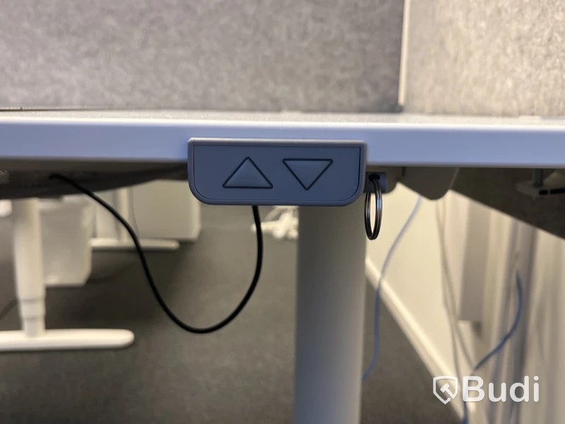 Höj- och sänkbart skrivbord med skärmväggar och Lotus kontorsstol