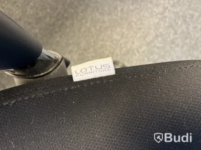Höj- och sänkbart skrivbord med skärmväggar och Lotus kontorsstol