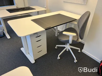 Höj- och sänkbart skrivbord med hurts och kontorsstol