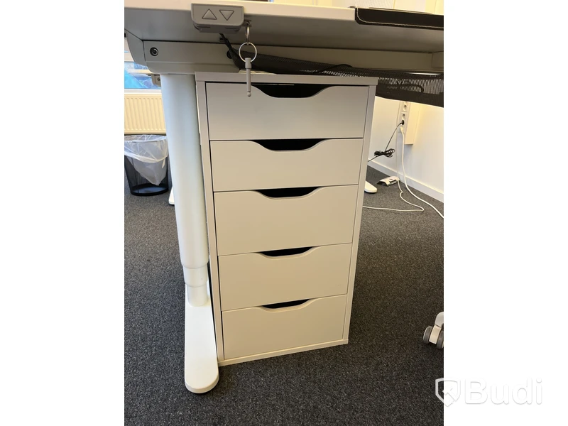 Höj- och sänkbart skrivbord med hurts och kontorsstol