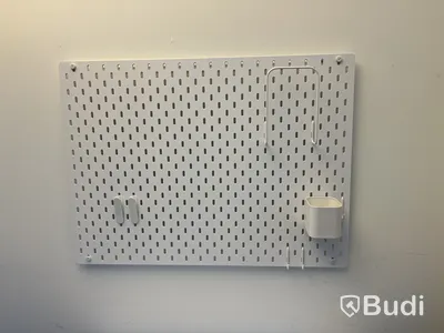 Höj- och sänkbart skrivbord med hurts och kontorsstol