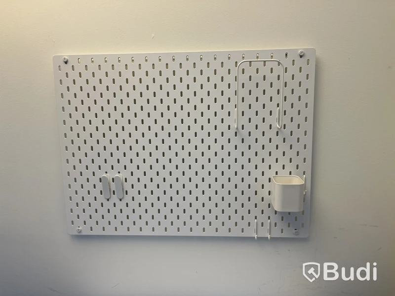 Höj- och sänkbart skrivbord med hurts och kontorsstol